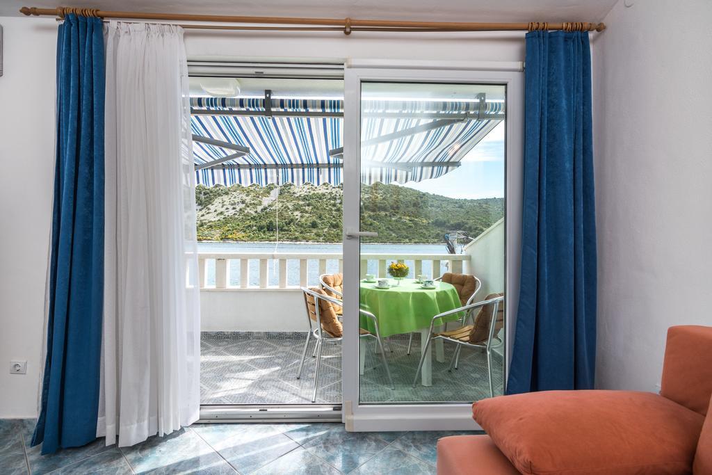 Apartments Mirko Vinišće الغرفة الصورة