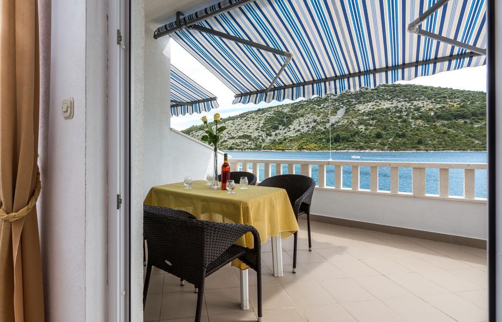 Apartments Mirko Vinišće الغرفة الصورة